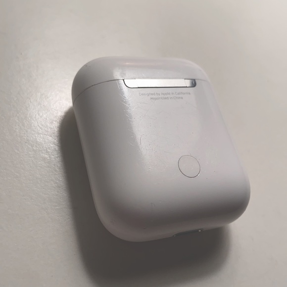 Apple AirPods (1st Generation) + Charging Case